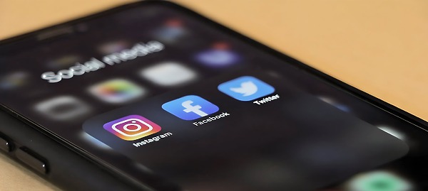 5 Tips for Using Social Media on Your Wedding Day