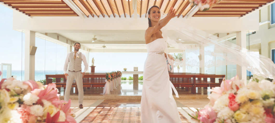 panama jack cancun destination wedding mexico all-inclusive wedding packages luxury chapel venue couple