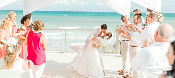 The Pros and Cons of Having a Thanksgiving Wedding