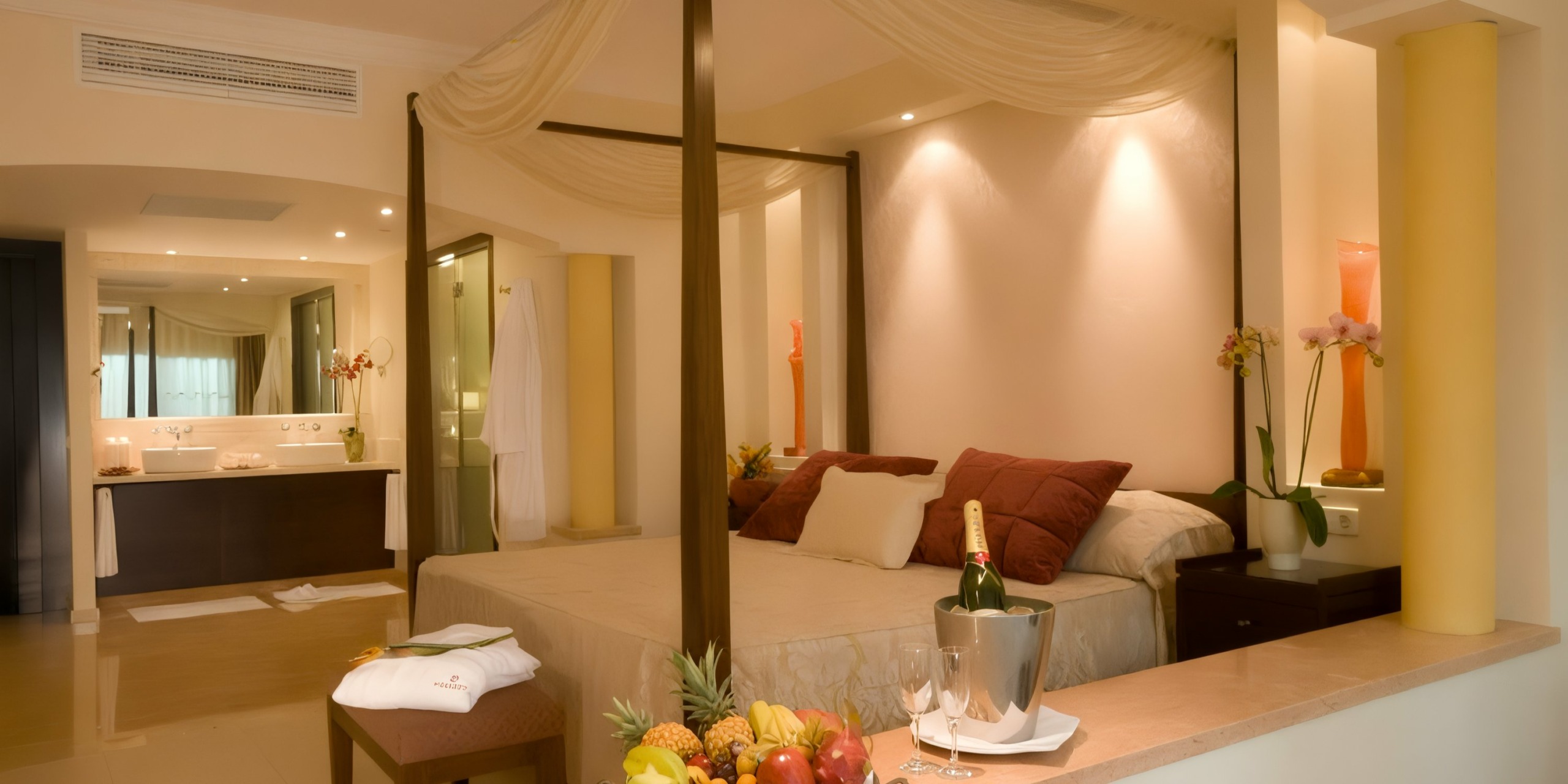Majestic Elegance Punta Cana offers rooms featuring a canopy bed, decorative pillows, a fruit basket, champagne on ice, and an en suite bathroom.