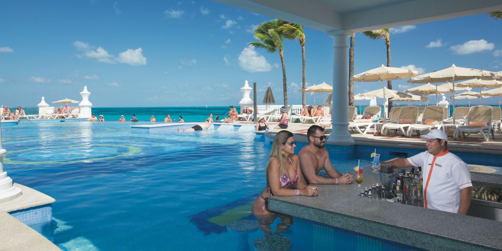 RIU Palace Las Americas swimup pool bar