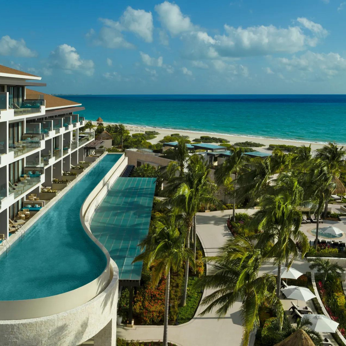 Dreams Playa Mujeres, perfect for a destination wedding, with an infinity pool overlooking a tropical beach with clear blue waters.