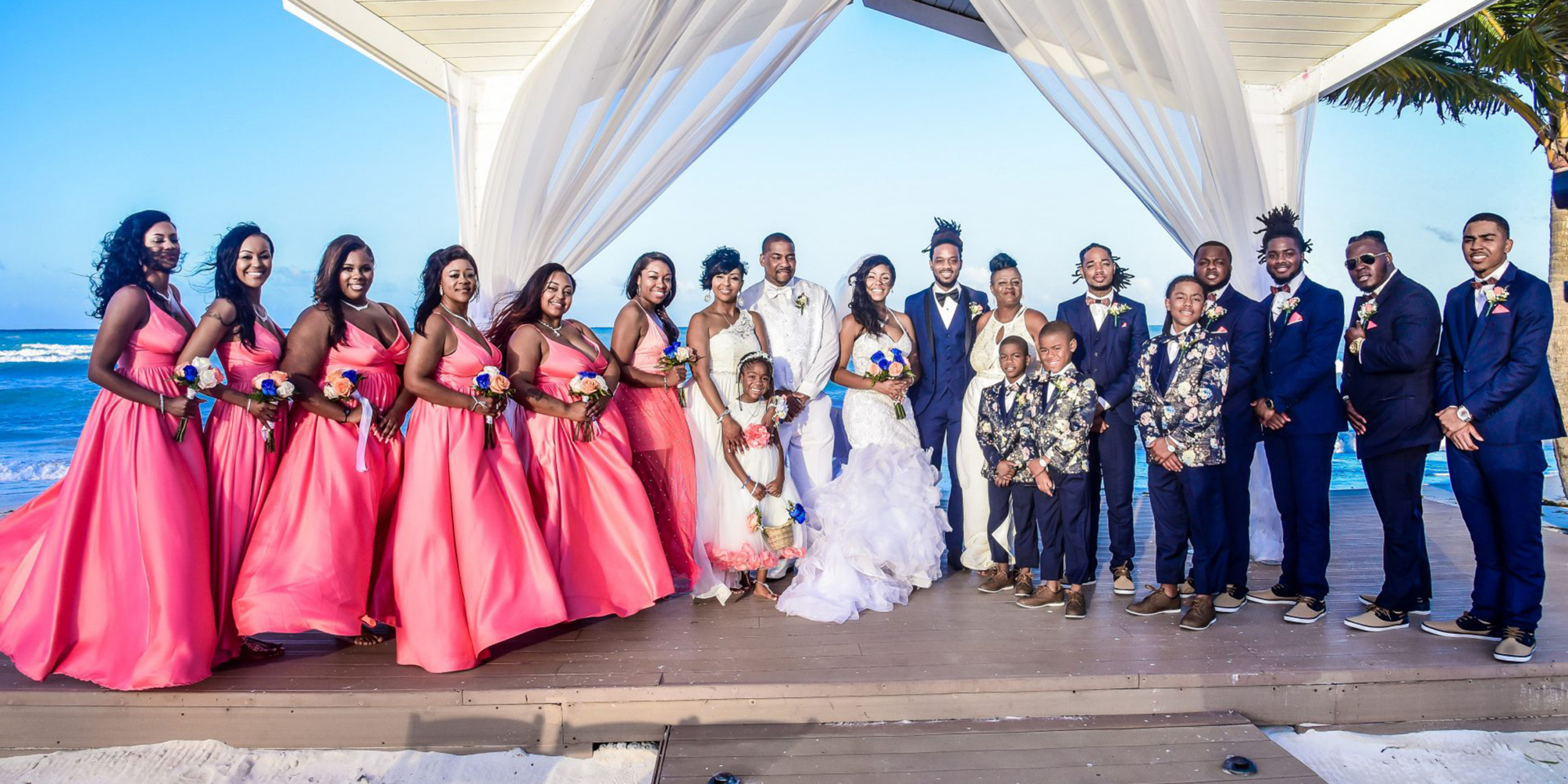 All the children, bridesmaids, and groomsmen pose with Jasmeka and Sylvester