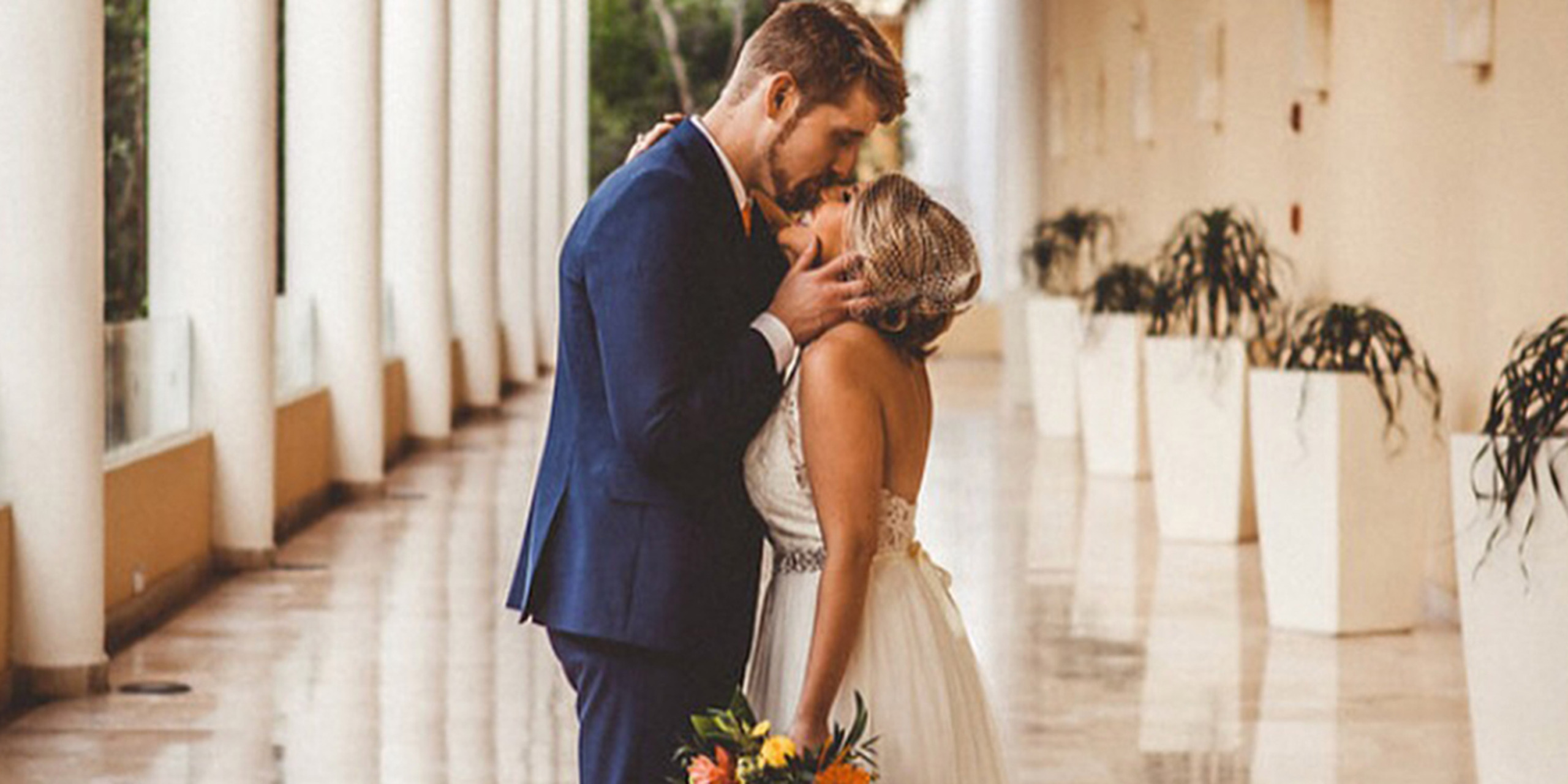 Jasmine and Brad kiss