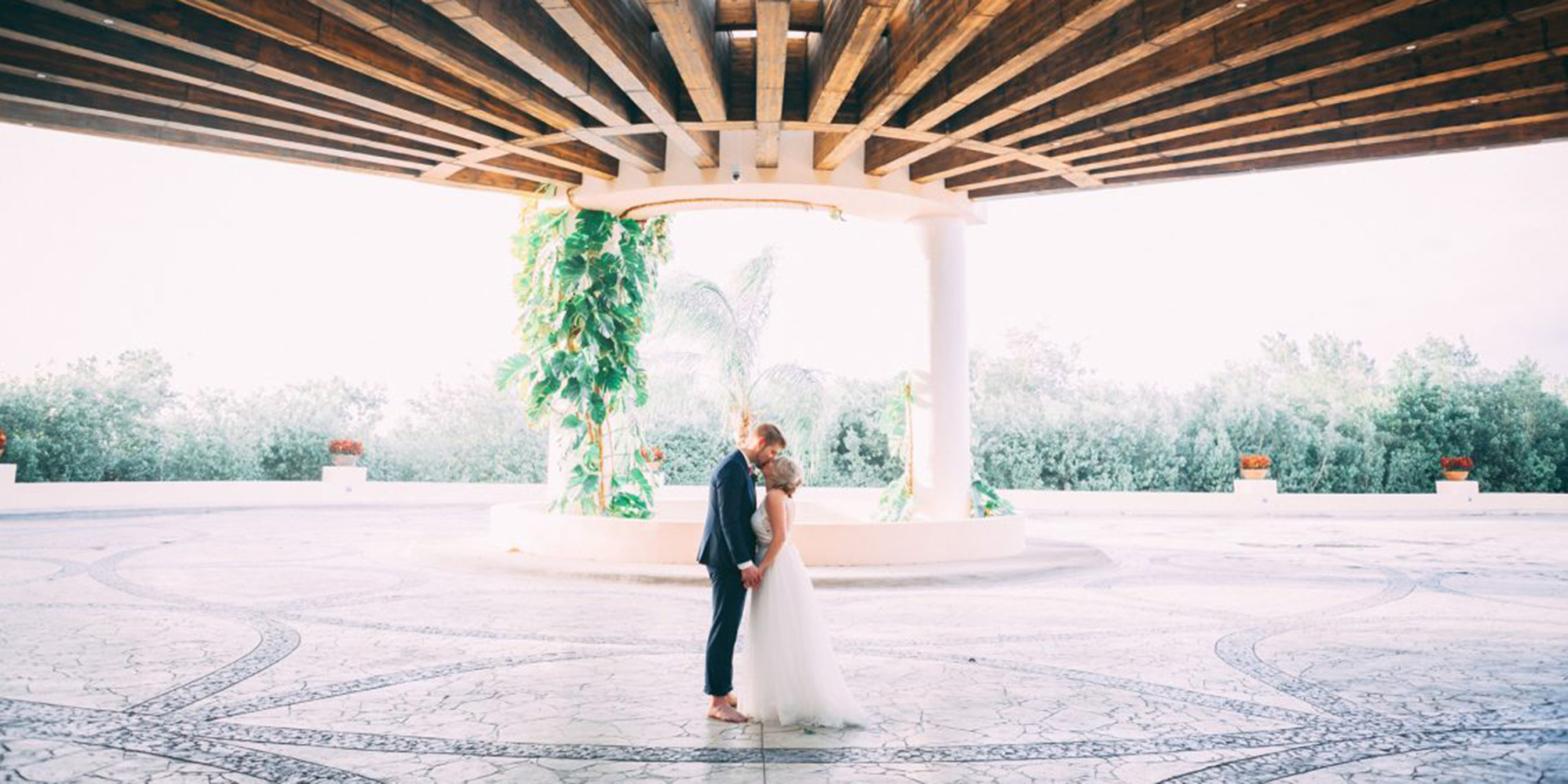 Jasmine and Brad kiss