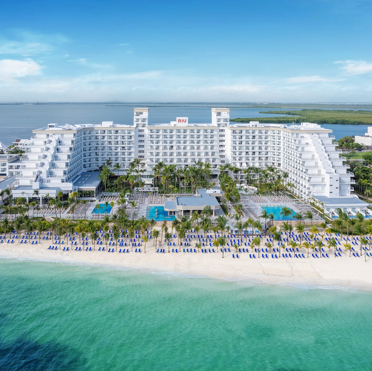 An aerial view of Hotel Riu Caribe on the beach, prepared for a Destify wedding.