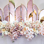 Who sets up the wedding decor at a wedding venue?