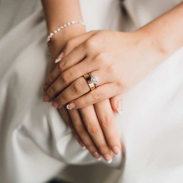 5 Ways to Wear Gemstones to Your Destination Wedding