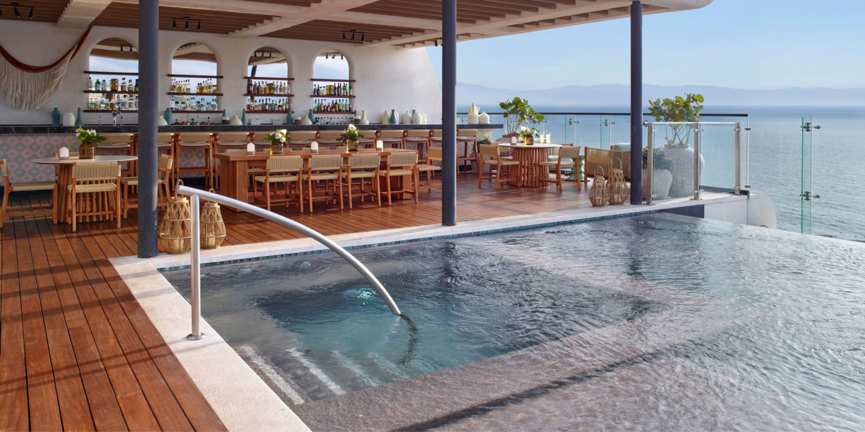 Infinity pool at UNICO 20°105° Riviera Nayarit, ideal for a destination wedding, overlooks the ocean.