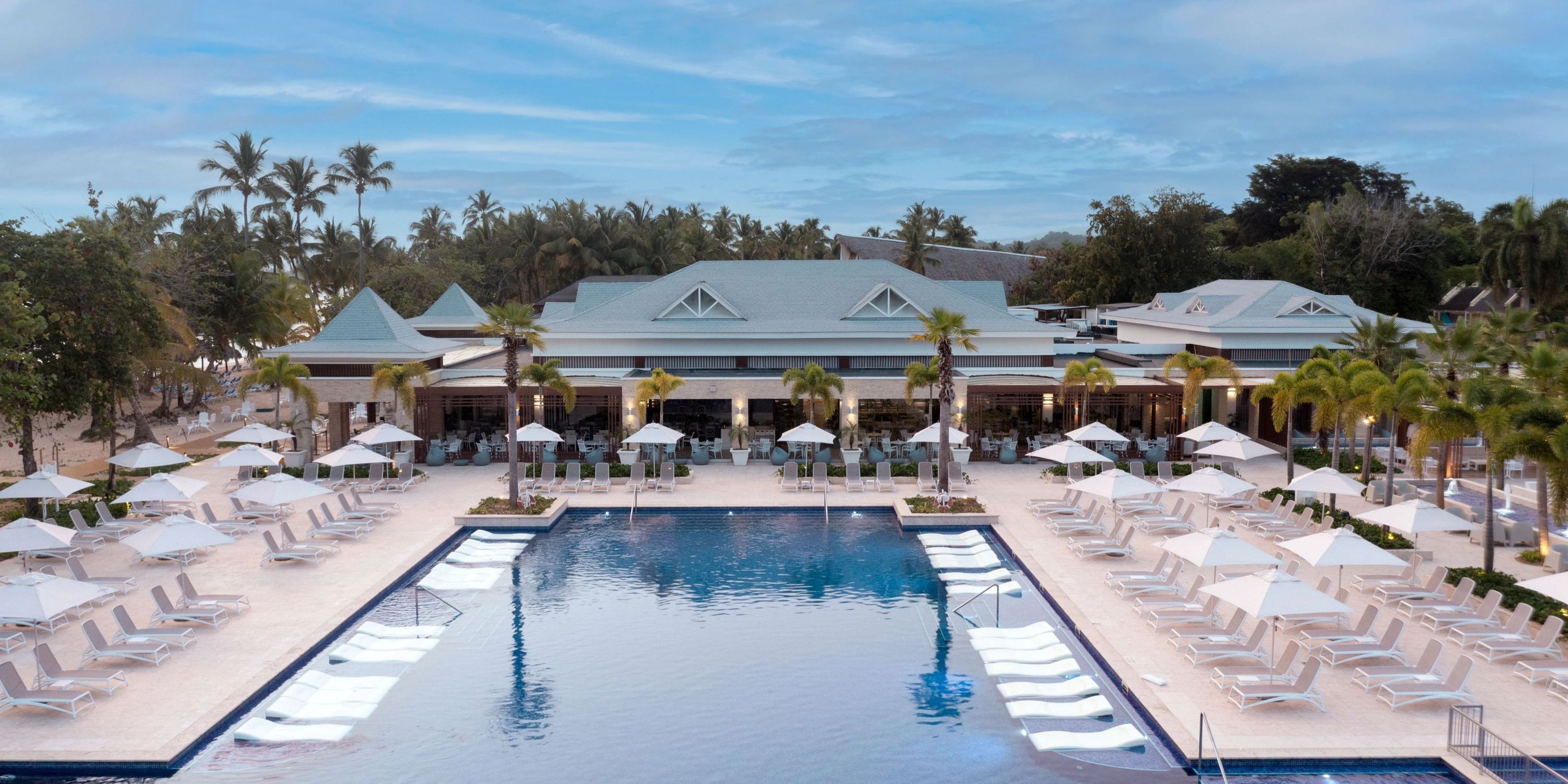 Bahia Principe Grand El Portillo: Ideal destination wedding spot with large pool, loungers, palms, and umbrellas.