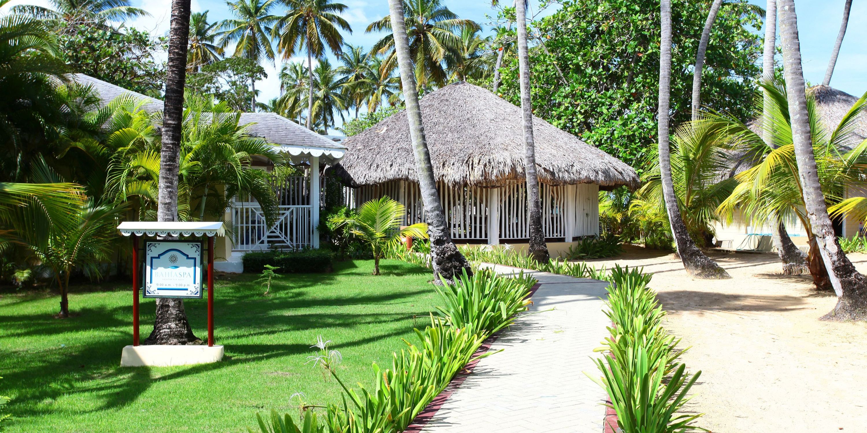 Bahia Principe Grand El Portillo offers thatched cottages and palms, ideal for a destination wedding.