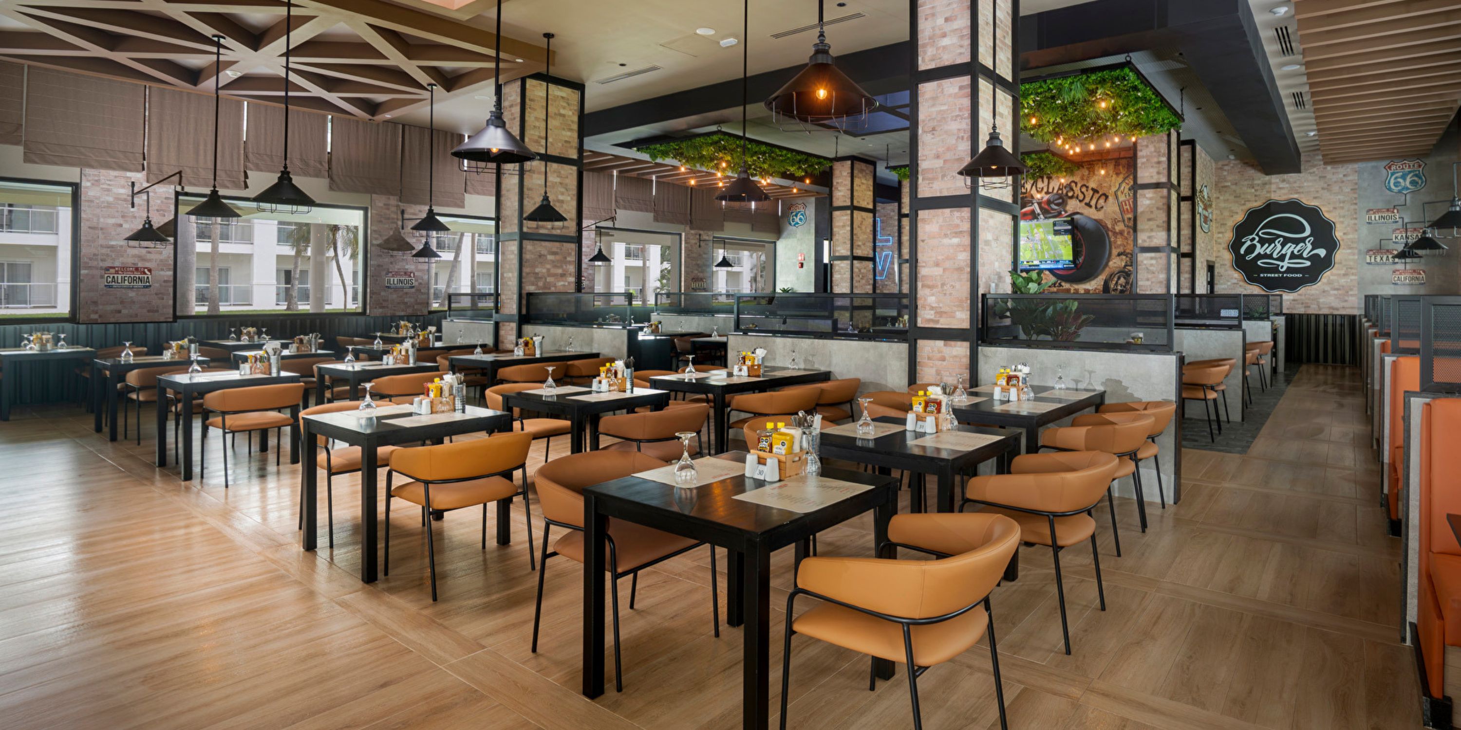Spacious, modern Hotel Riu Jalisco, ideal for destination weddings, with wood floors and elegant tables.