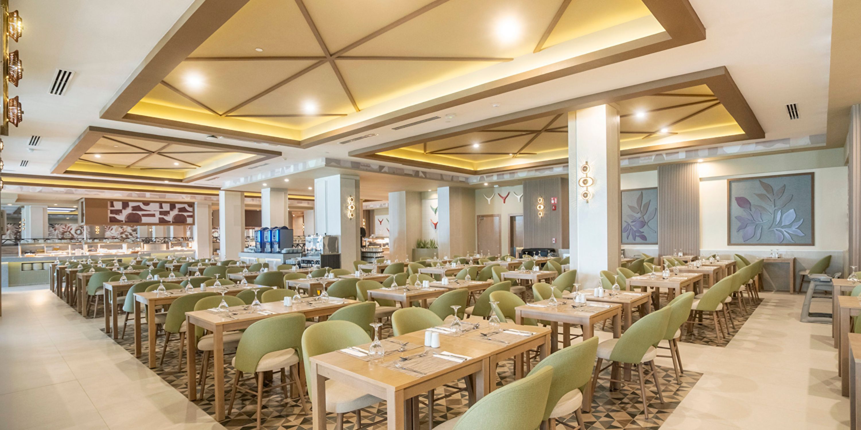 Elegant dining area at Hotel Riu Jalisco, ideal for destination weddings, with wooden tables and green chairs.