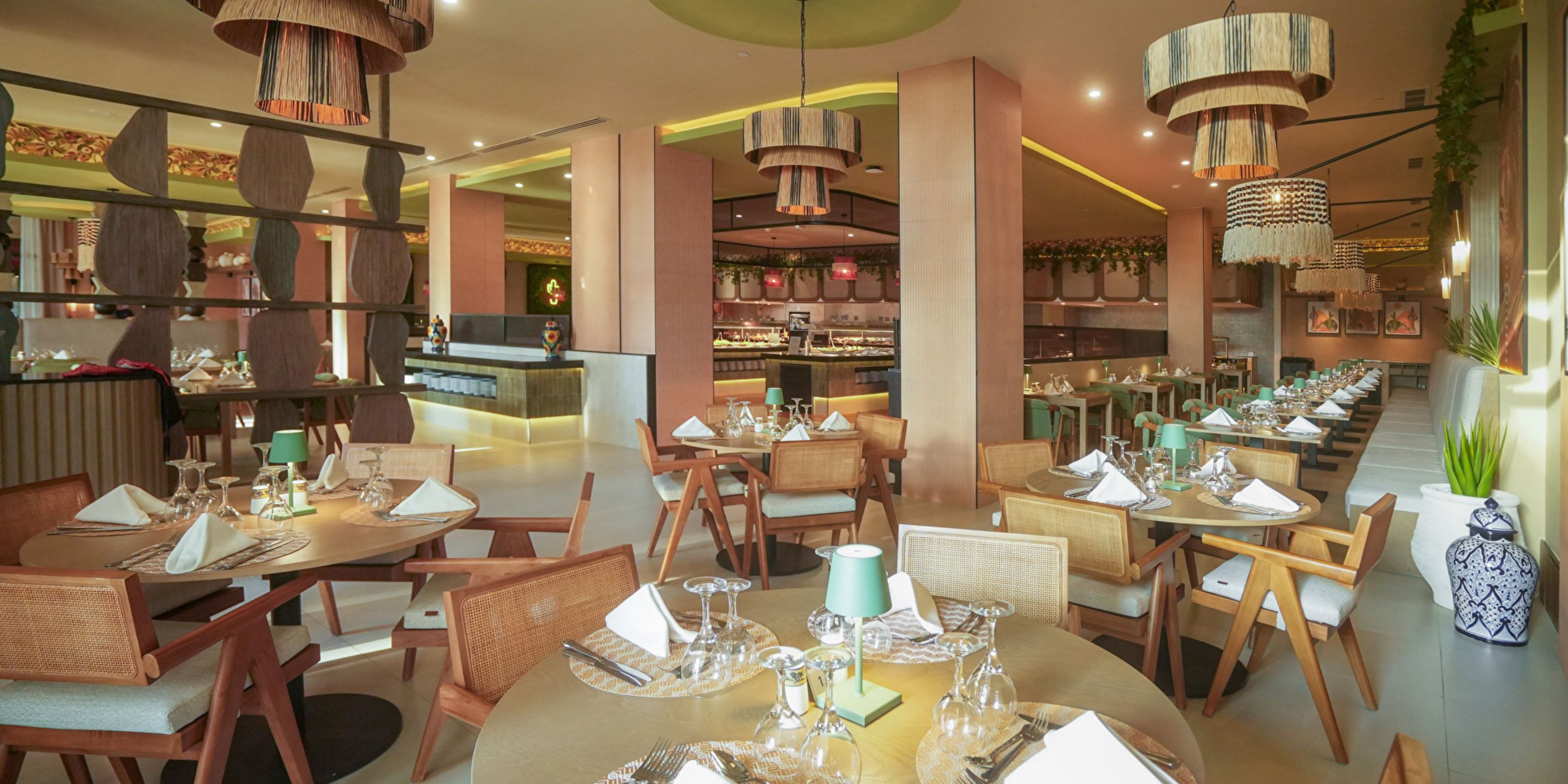 Hotel Riu Jalisco offers a modern space with set tables and wooden chairs, ideal for a destination wedding.