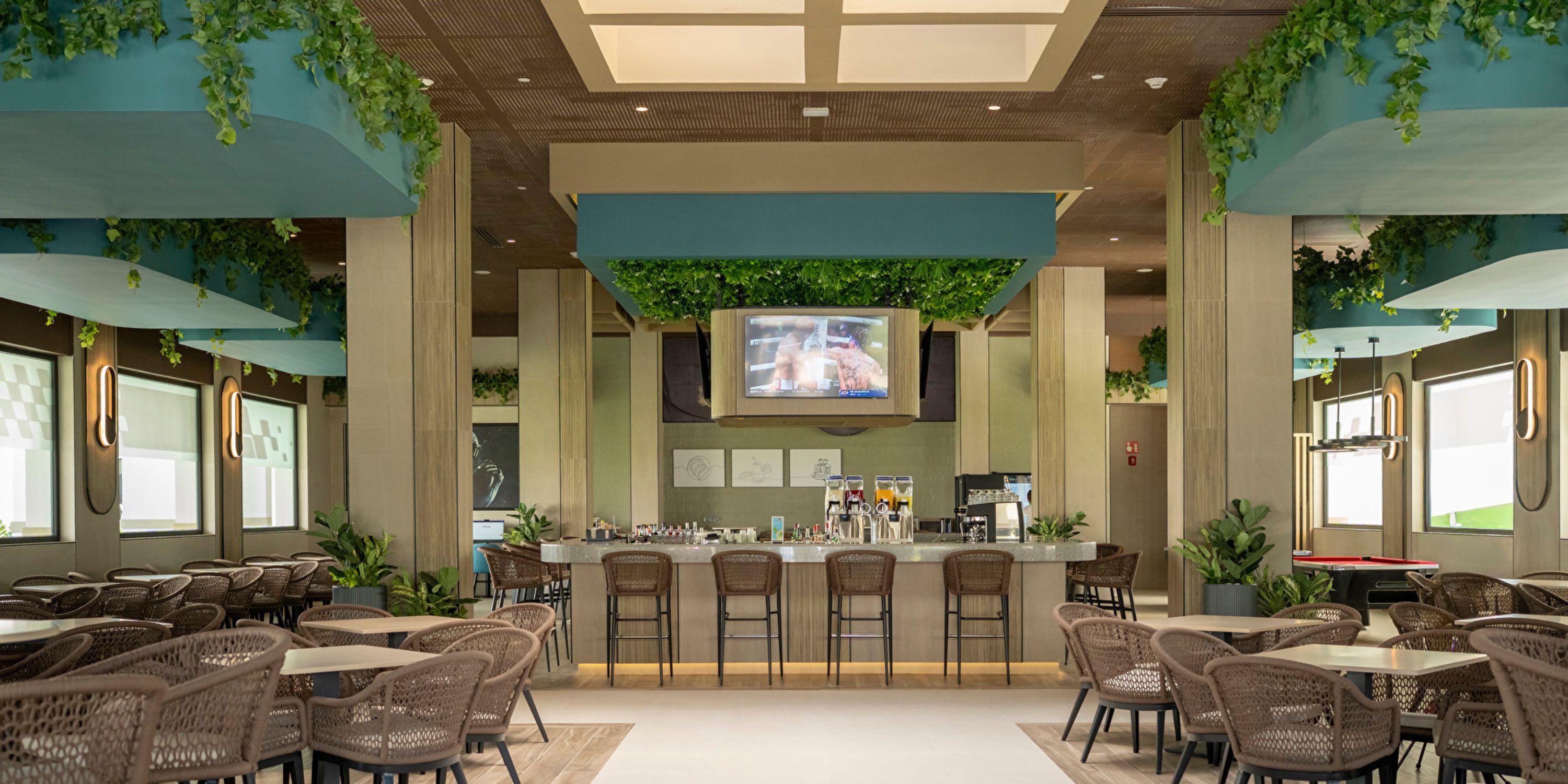 Hotel Riu Jalisco’s stylish café offers a chic spot for destination wedding guests to relax and mingle.