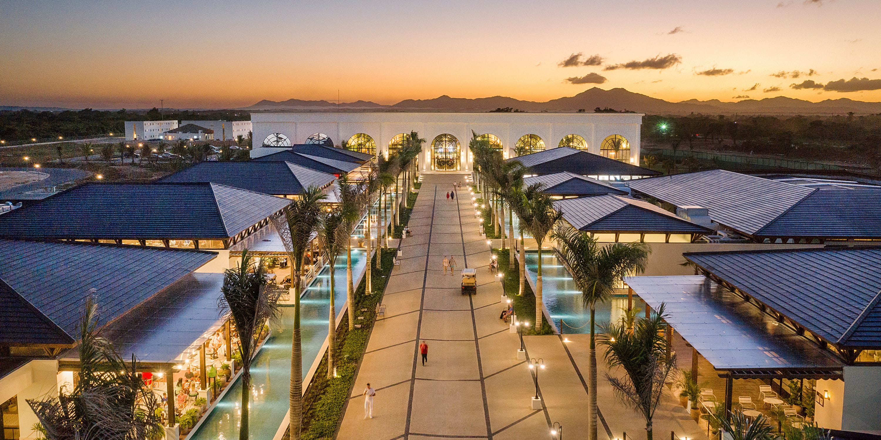 El Beso at Ocean El Faro offers shops, pools, and scenic mountain views—ideal for a destination wedding.