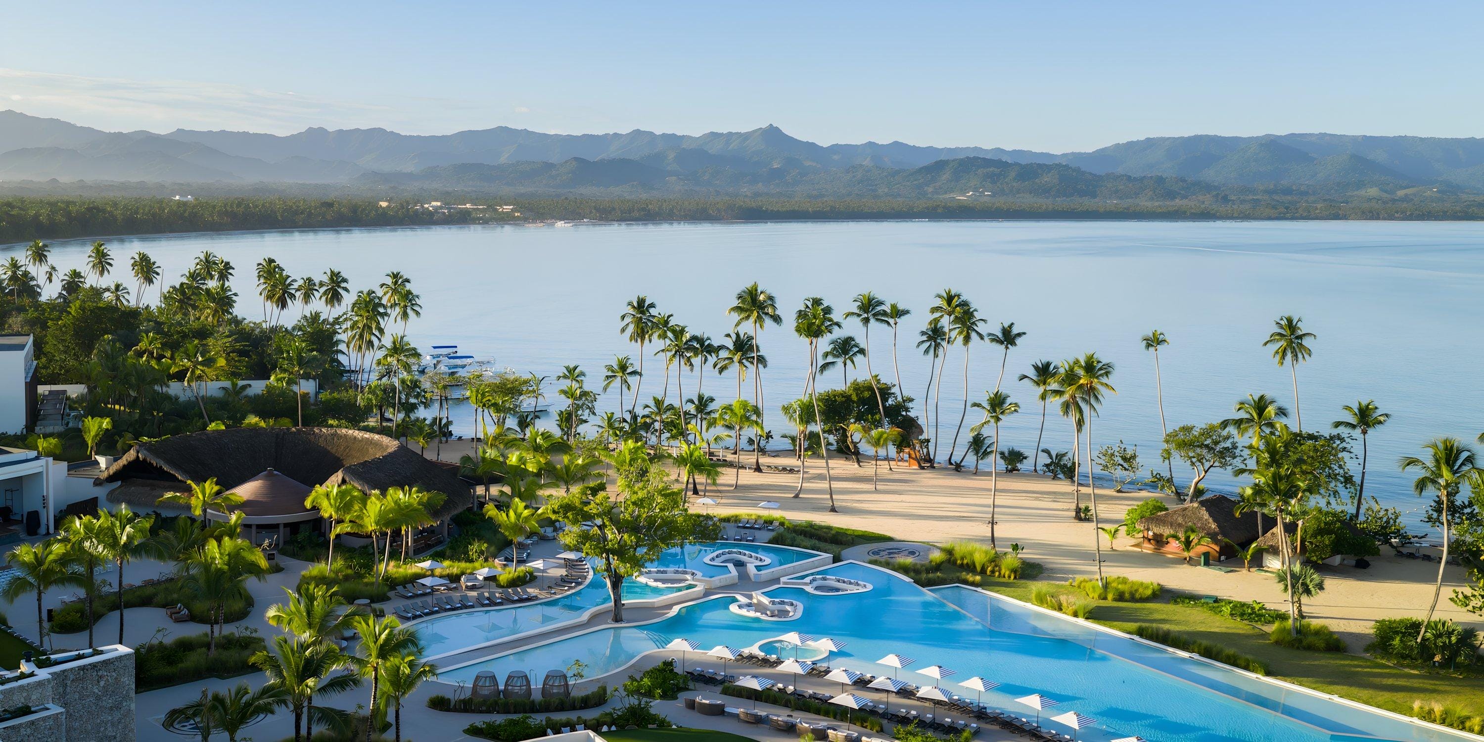 Hilton Cancun Mar Caribe: pool area with palm trees—ideal for a destination wedding by the bay.