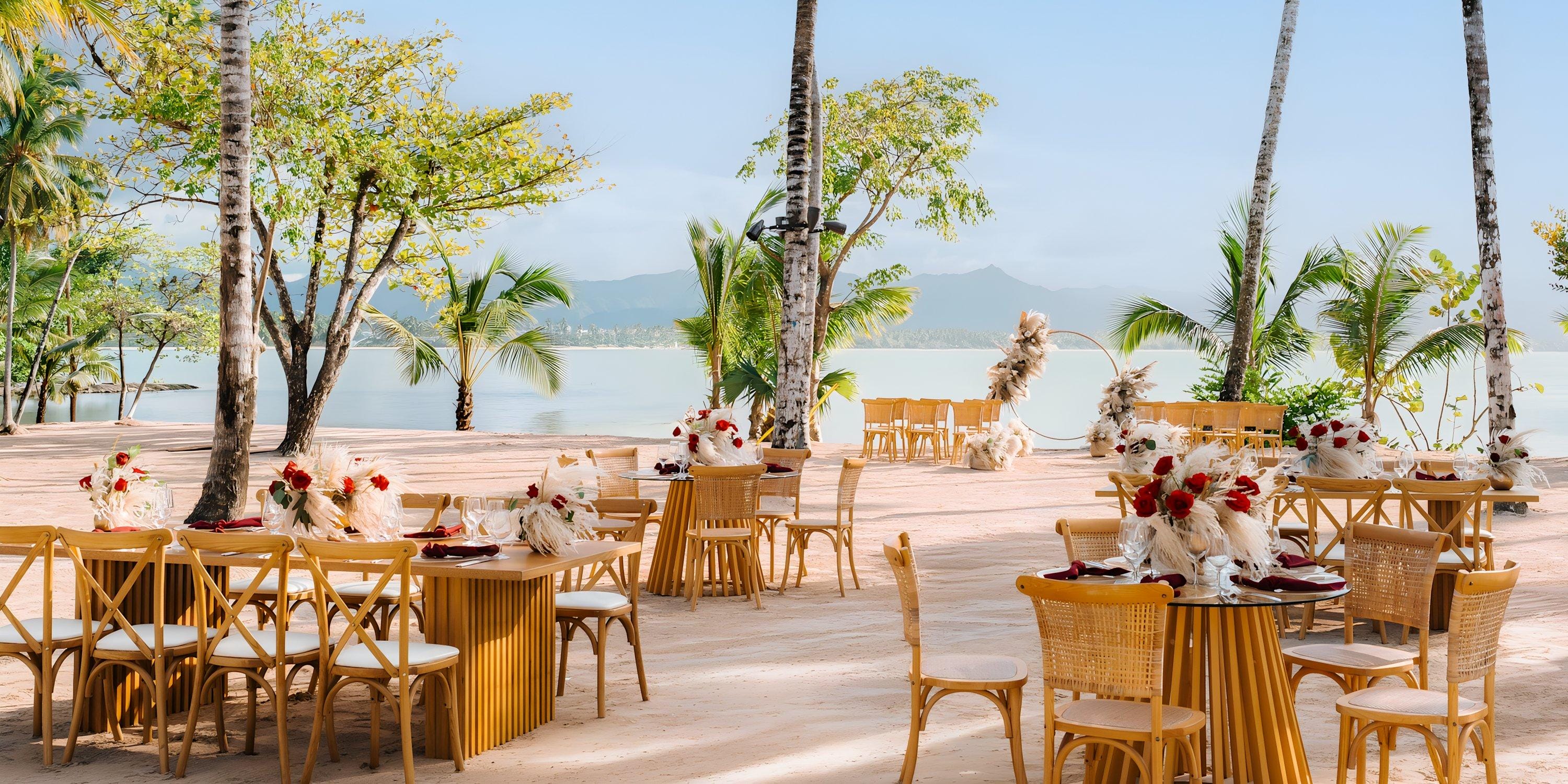 Hilton Cancun Mar Caribe offers a dreamy destination wedding spot with beachside dining and elegant décor.