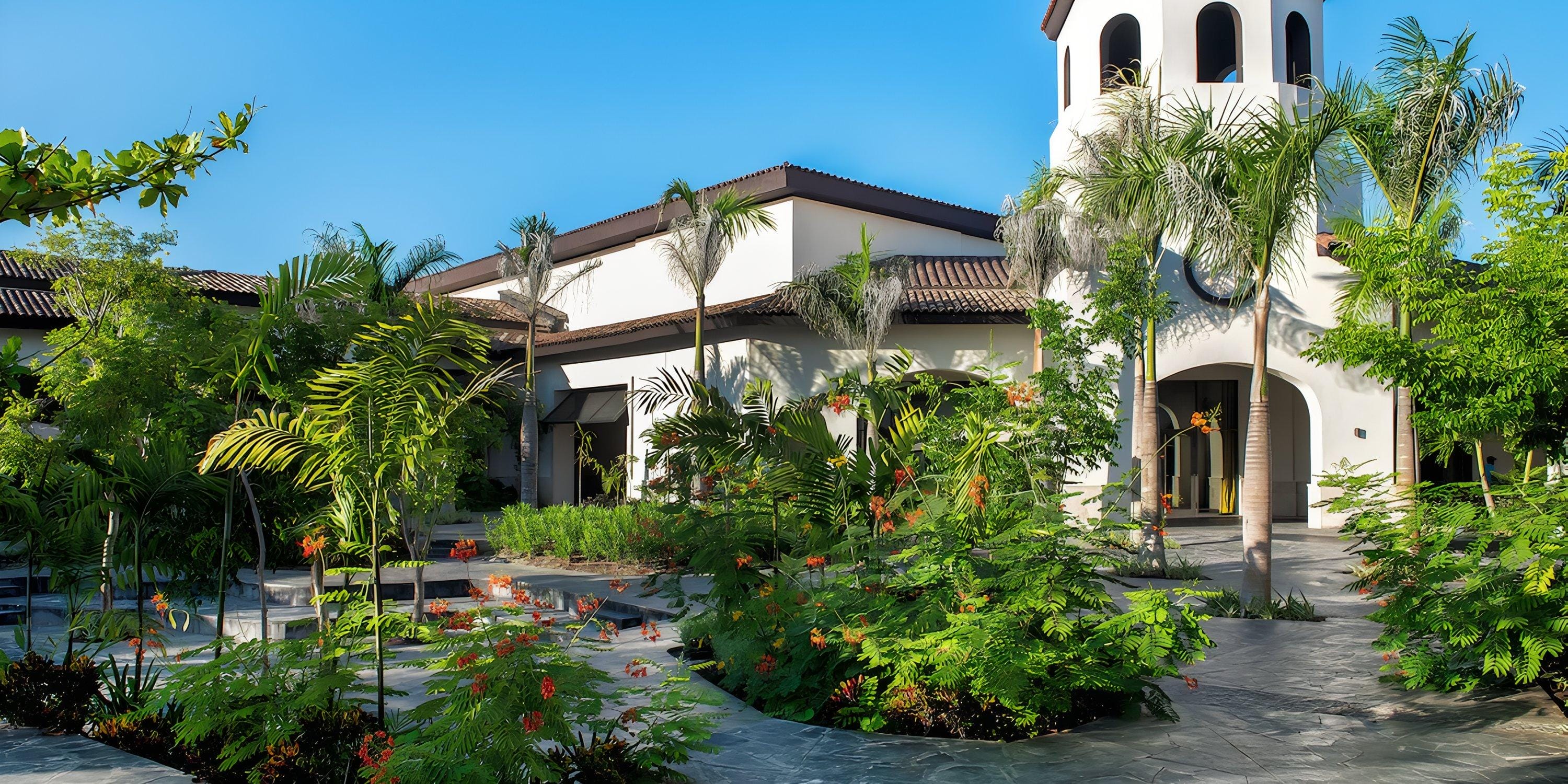 Lopesan Costa Bavaro: modern tower framed by tropical greenery, perfect for a destination wedding.